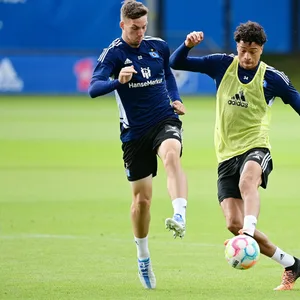 Robin Meißner (l., hier gegen Jonas David) wird auf Leihbasis vom HSV zu Viktoria Köln wechseln.