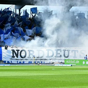 „Norddeutsche Randalierer“ steht auf einem großen Banner vor dem Gästeblock in Braunschweig.