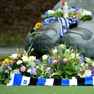 Uwe-Seeler-Fuß mit Blumen
