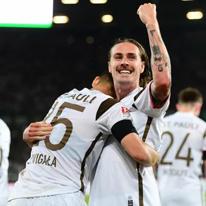 Jackson Irvine jubelt in Hannover