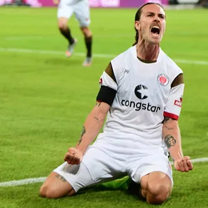 Australischer Urschrei: Jackson Irvine traf in Hannover wie schon gegen Nürnberg per Kopf, diesmal zum Ausgleich in der Nachspielzeit.