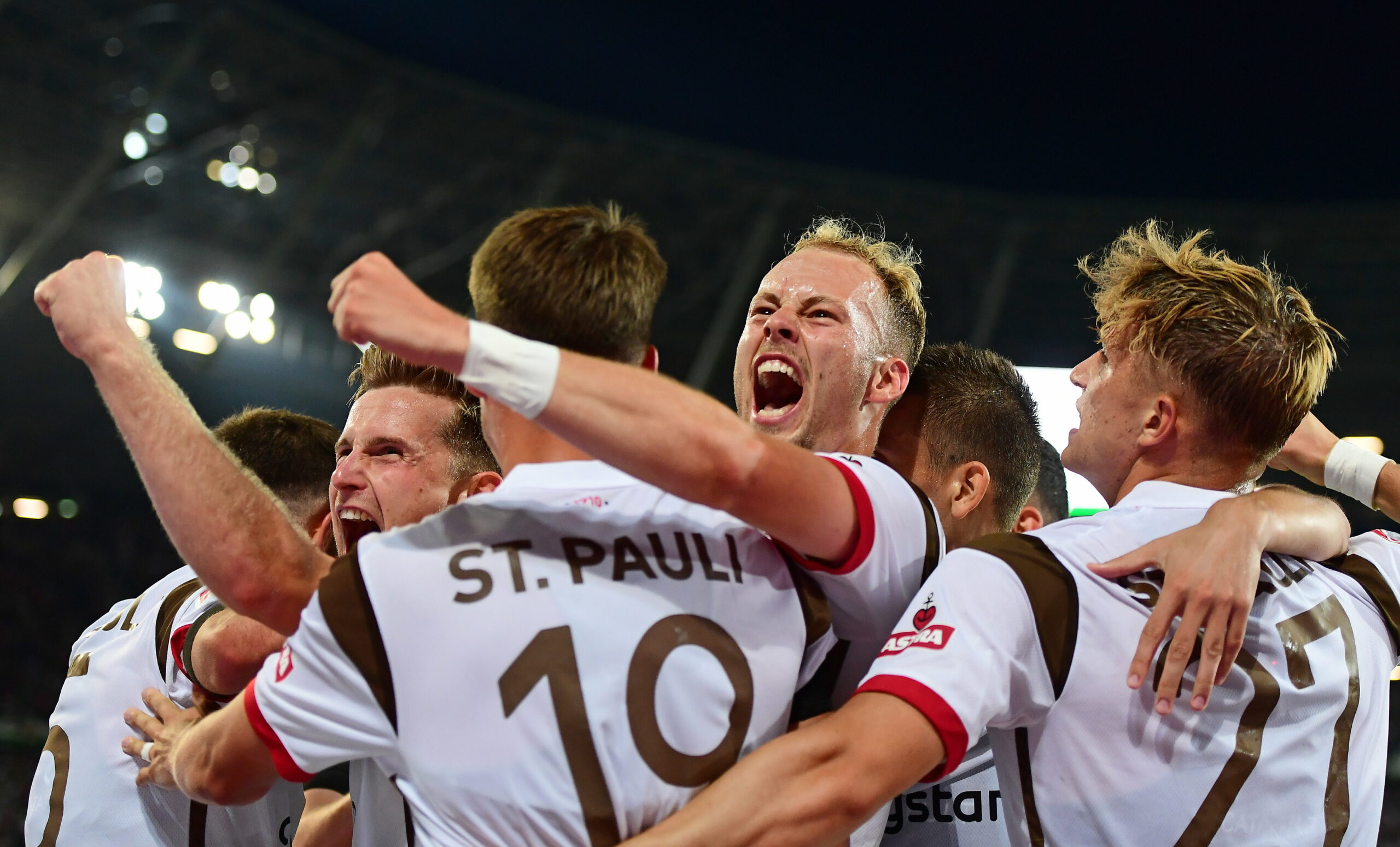 St. Paulis Spieler bejubeln das 2:2 in Hannover.