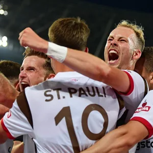 St. Paulis Spieler bejubeln das 2:2 in Hannover.