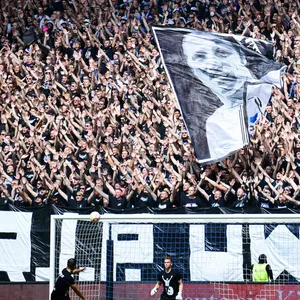 Fans des HSV gedenken Uwe Seeler.