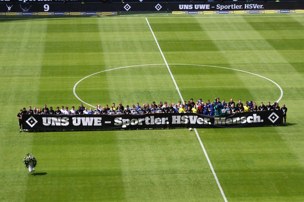 Banner des HSV und Hansa Rostocks.