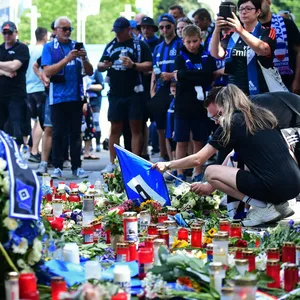 Zahlreiche HSV-Fans trauerten bereits vor und nach dem Spiel gegen Rostock um Uwe Seeler.