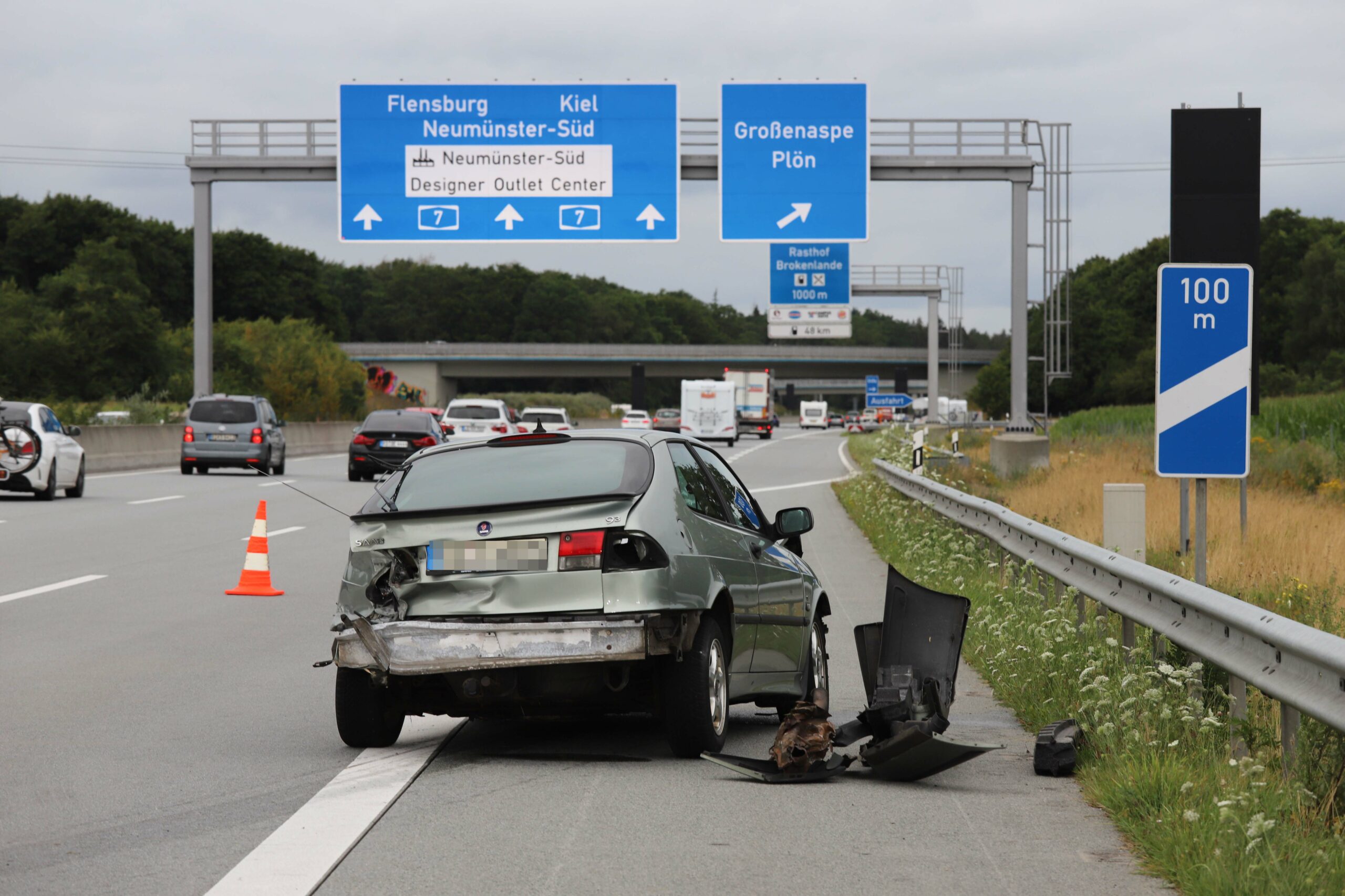 BMW-Fahrer verursacht Unfall mit Verletzten auf der A7 und flüchtet