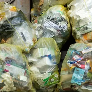 Plastikmüll, gestapelte gelbe Säcke