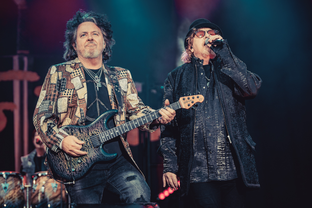 Bandleader Steve Lukather (l.) und Sänger Joseph Williams haben im Stadtpark bewiesen, dass Toto immer noch zu den großen Rockbands gehören.