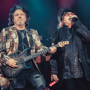 Bandleader Steve Lukather (l.) und Sänger Joseph Williams haben im Stadtpark bewiesen, dass Toto immer noch zu den großen Rockbands gehören.