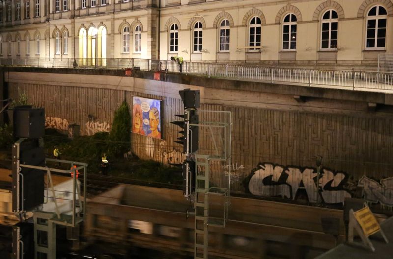 Nur wenige Stunden hing das Werk an der vereinbarten Stelle.