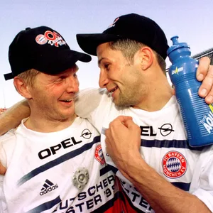 Stefan Effenberg (l.) lobt Ex-Mitspieler Hasan Salihamidžić (r.) für die Bayern-Transfers des Sommers.