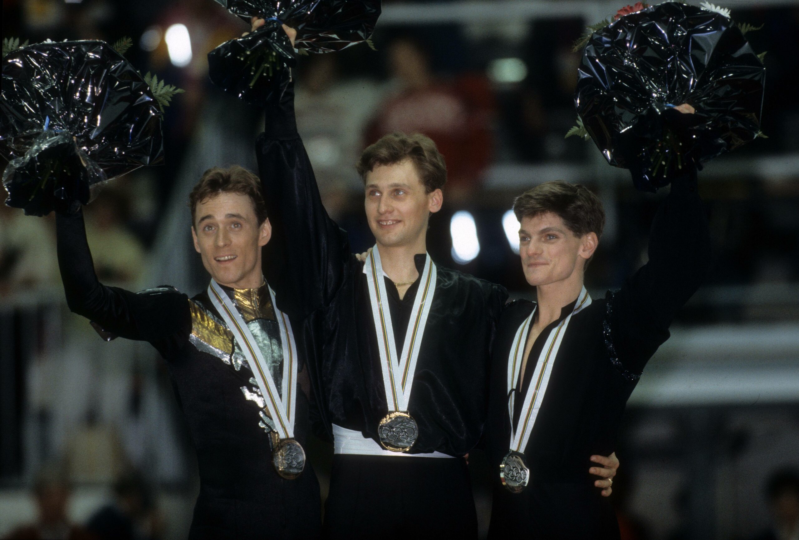 Viktor Petrenko (M.) bei der Siegerehrung der Olympischen Spiele im Jahr 1992.