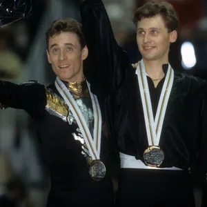 Viktor Petrenko (M.) bei der Siegerehrung der Olympischen Spiele im Jahr 1992.