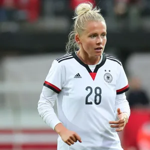Julia Simic im DFB-Trikot