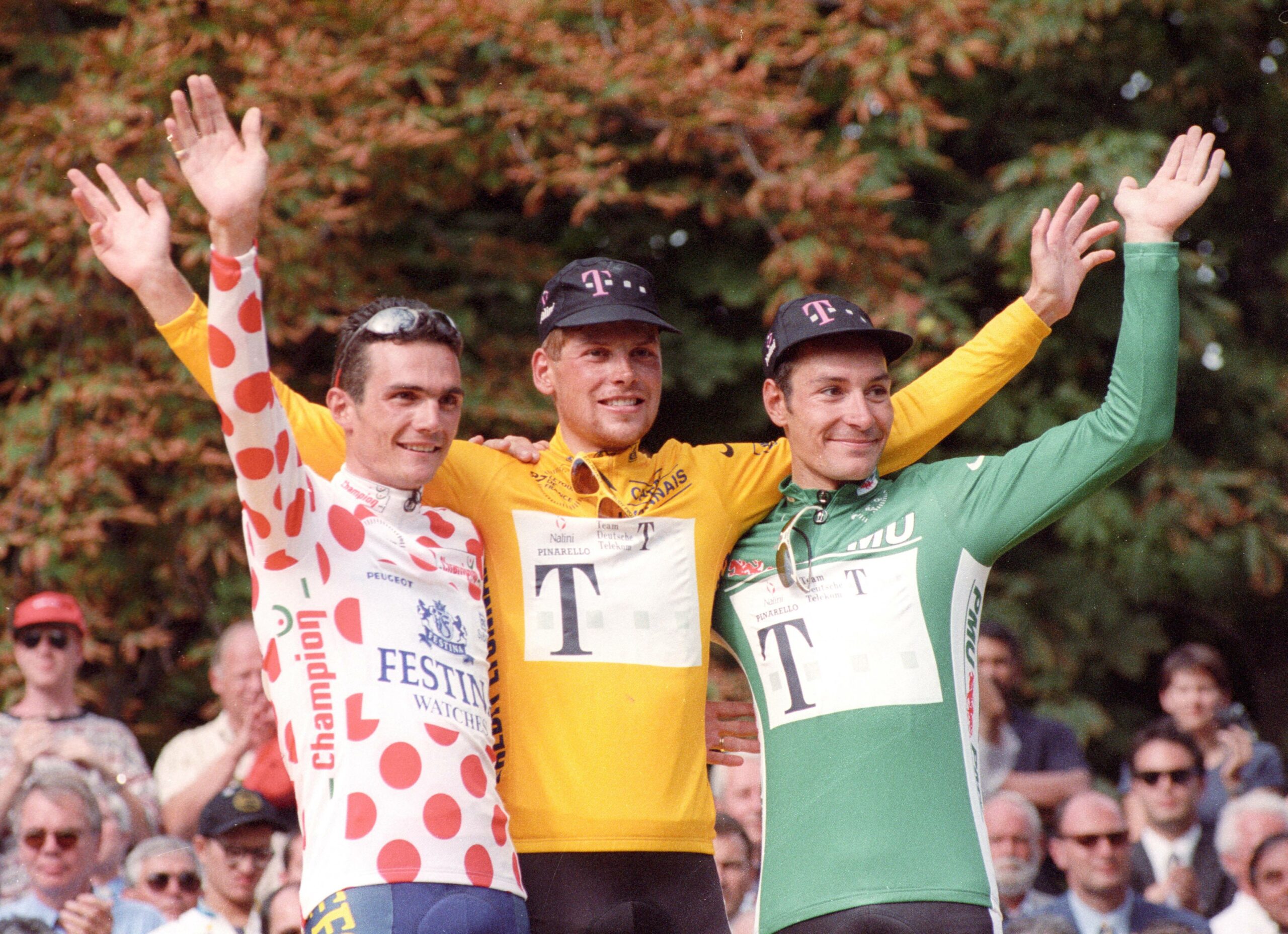 Tour-de-France-Gesamtsieger von 1997 Jan Ullrich (M.) bedankt 25 Jahre nach seinem Erfolg bei seinen Fans.