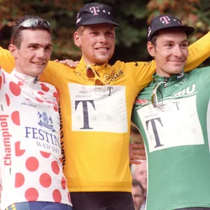 Tour-de-France-Gesamtsieger von 1997 Jan Ullrich (M.) bedankt 25 Jahre nach seinem Erfolg bei seinen Fans.