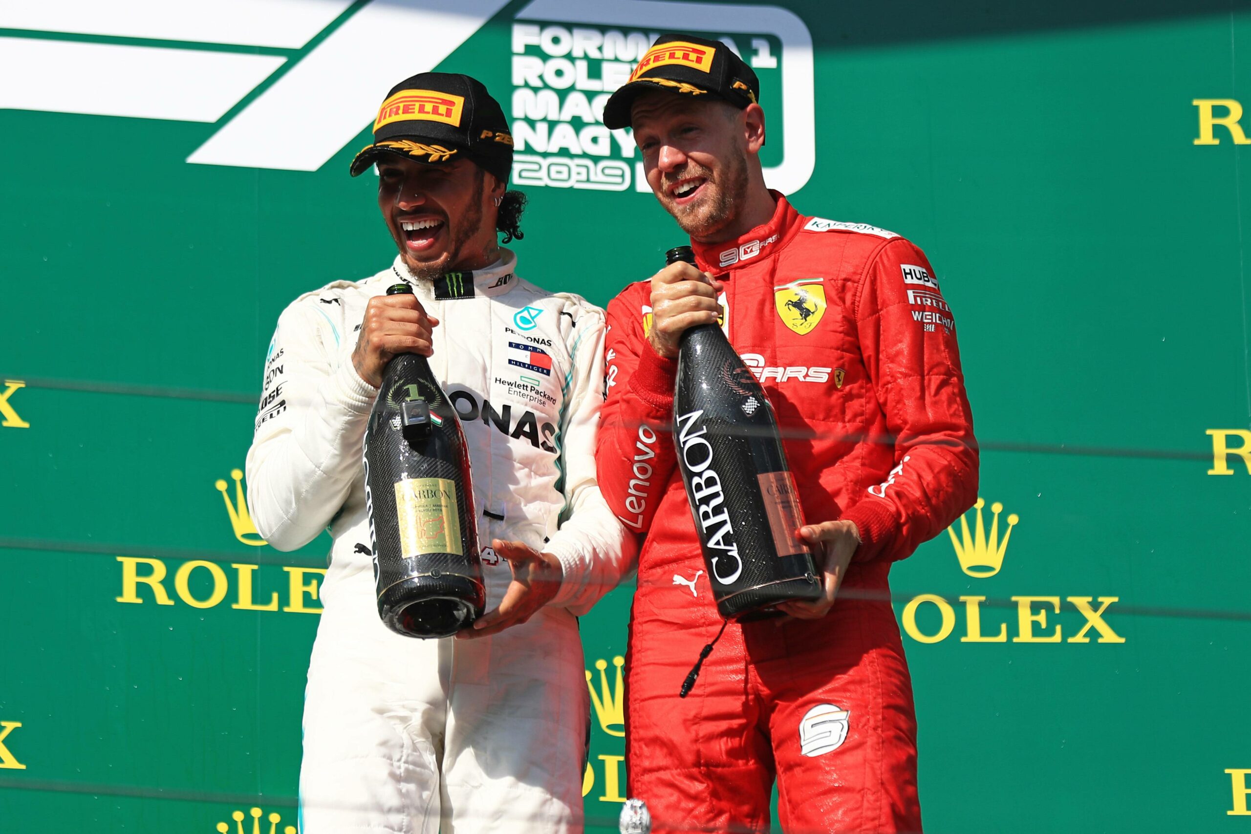 Lewis Hamilton (l.) ehrt Sebastian Vettel (r.) nach dessen Rücktritt aus der Formel 1.