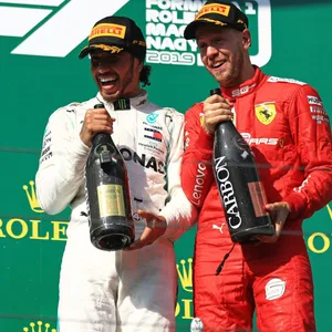 Lewis Hamilton (l.) ehrt Sebastian Vettel (r.) nach dessen Rücktritt aus der Formel 1.