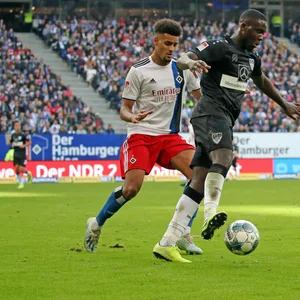 Josha Vagnoman (l.) und Stuttgarts Orel Mangala