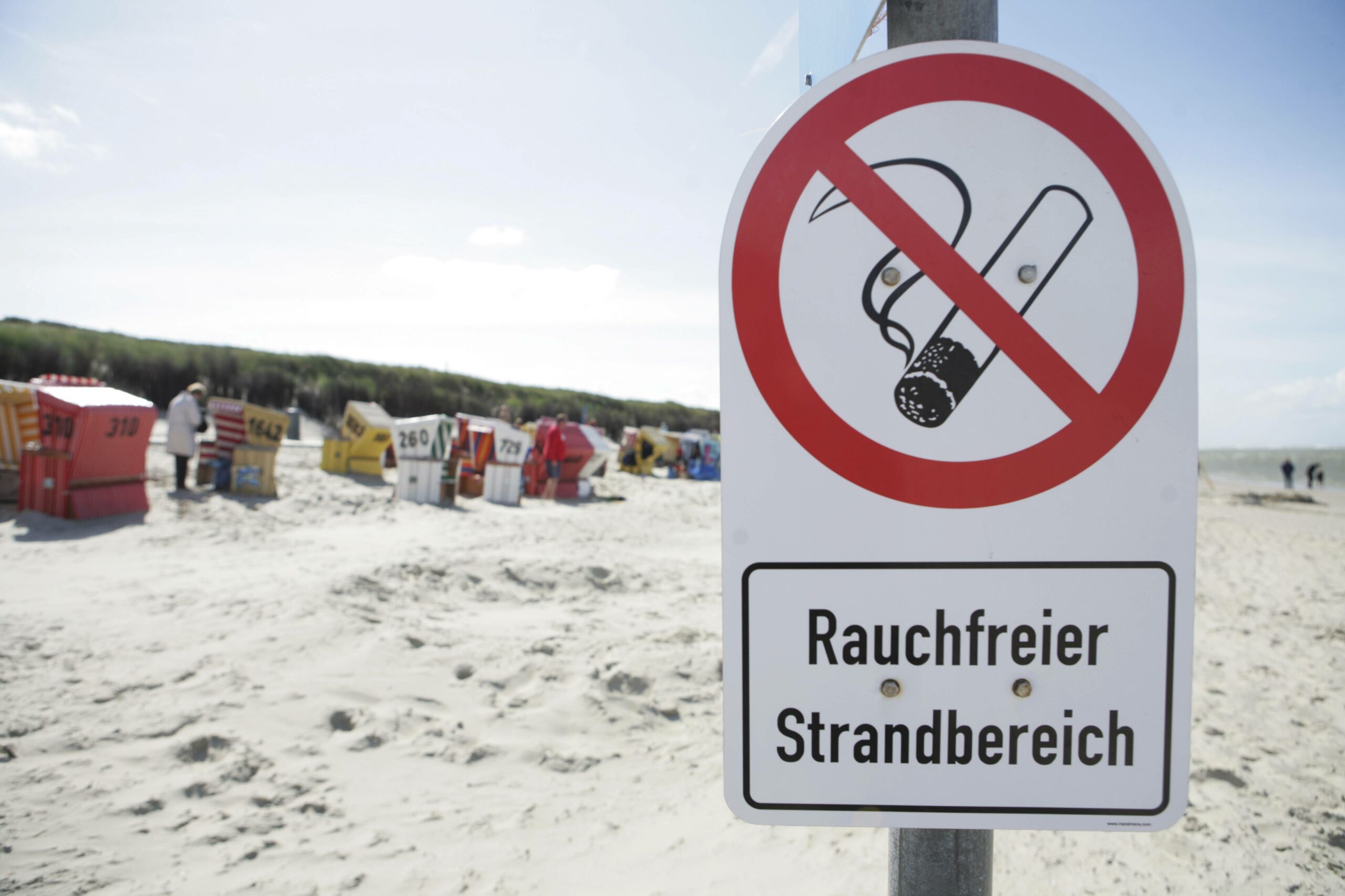 An diesem Strand von Langeoog ist das Rauchen schon verboten (Archivbild).
