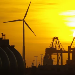 Ein Windrad dreht sich im Hamburger Hafen – ist dort noch Platz für mehr?