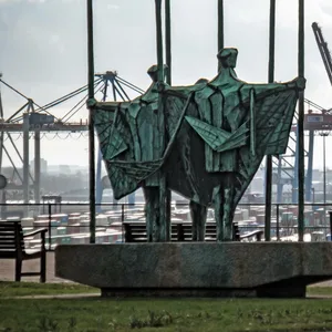 Die Bronzeskulptur am Altonaer Balkon in Hamburg.