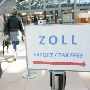 Ein Schild am Flughafen Hamburg weist auf einen Zoll-Schalter hin. (Symbolbild)
