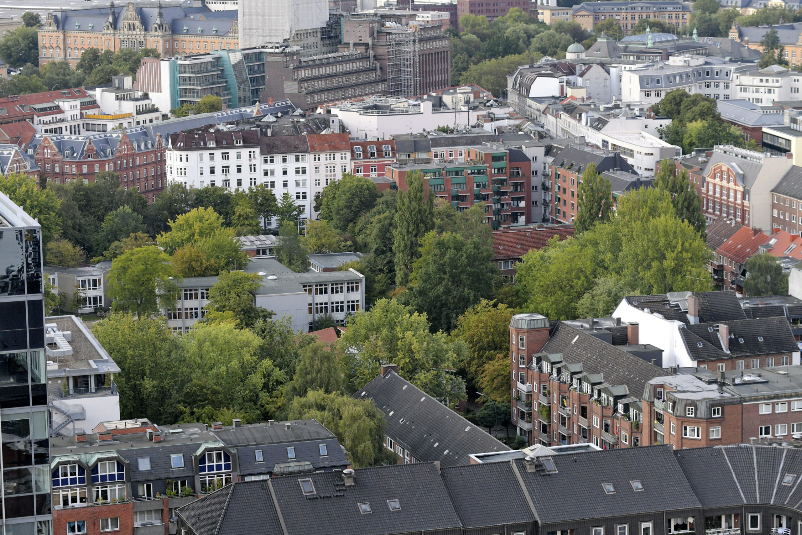 Blick vom Michel auf Wohnhäuser in der Hamburger Innenstadt. (Symbolbild)