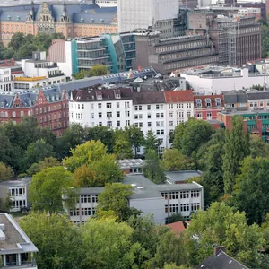 Blick vom Michel auf Wohnhäuser in der Hamburger Innenstadt. (Symbolbild)