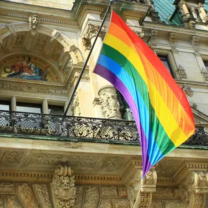 Die Regenbogenfahne hängt während der Hamburger Pride Week 2021 am Balkon vom Hamburger Rathaus. Jetzt steht das Programm für diese Pride Week fest.