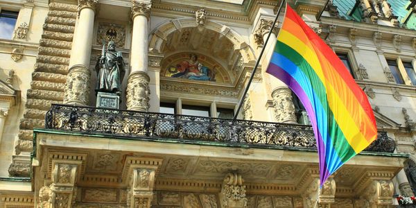 Die Regenbogenfahne hängt während der Hamburger Pride Week 2021 am Balkon vom Hamburger Rathaus. Jetzt steht das Programm für diese Pride Week fest.