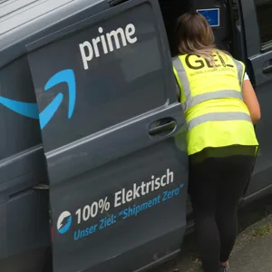 Symbolbild: Amazon-Paketfahrerin bei der Auslieferung.
