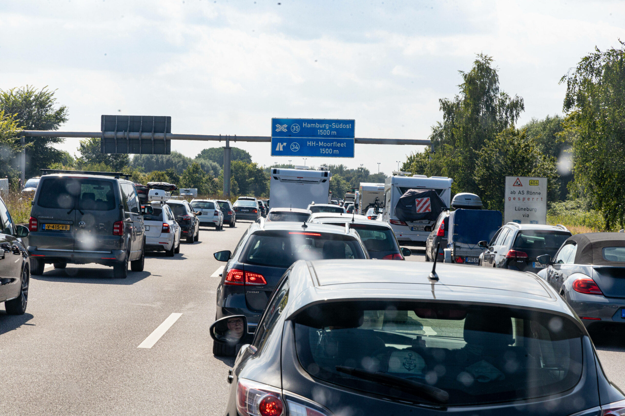 Symbolbild: Autos stehen auf der A1 bei Hamburg