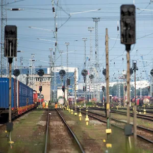 Die Gleisanlagen am Bahnhof in Rostock.