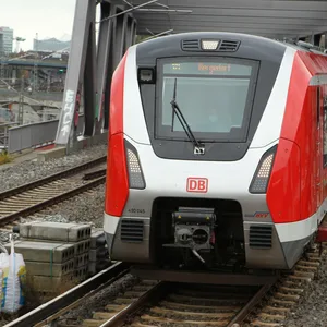 Eine S-Bahn der Linie S21 fährt in den Bahnhof Berliner Tor ein. Die Deutsche Bahn ersetzt ab Samstag die Brücke.