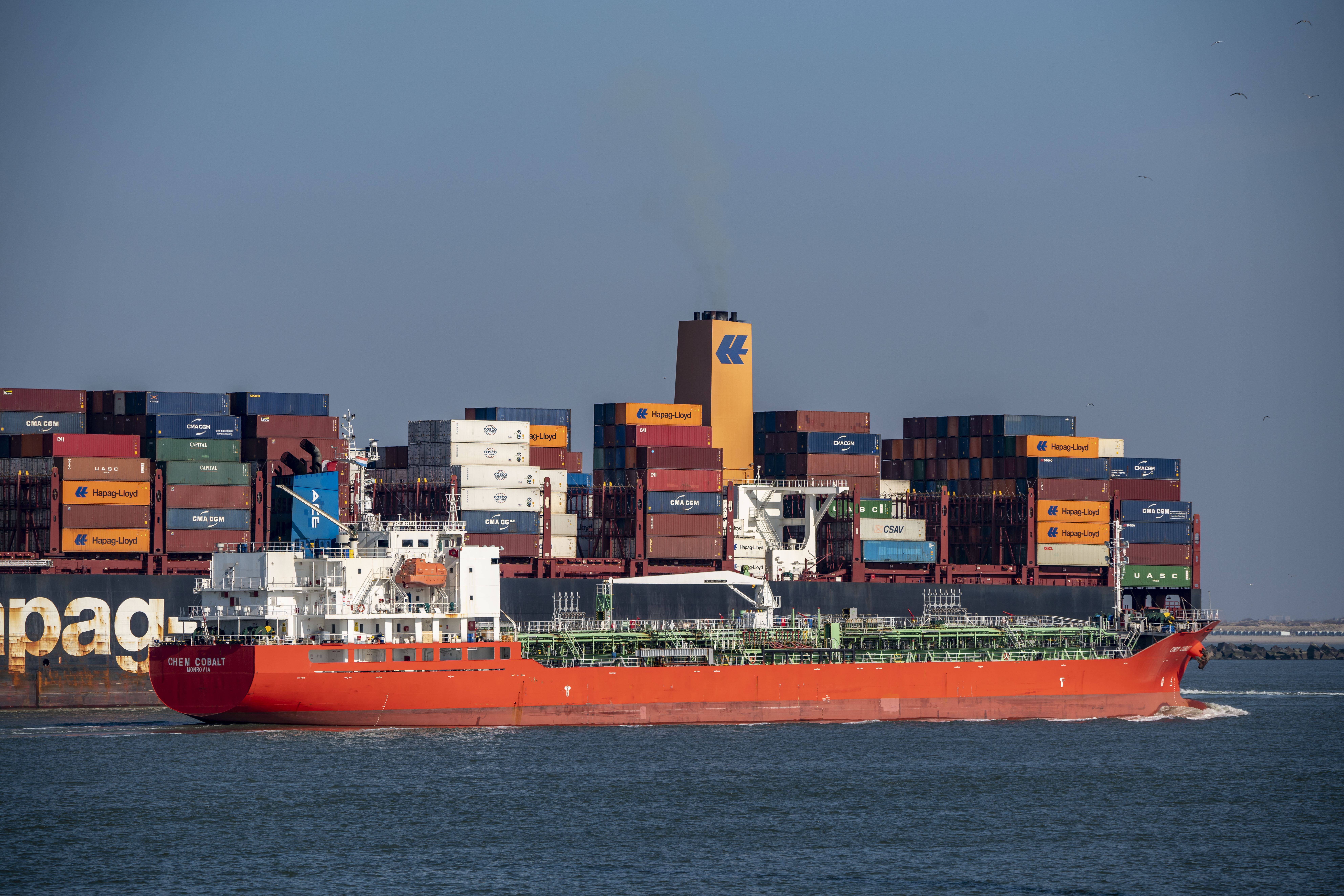 Ein Containerschiff im Hafen von Rotterdam
