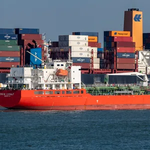 Ein Containerschiff im Hafen von Rotterdam