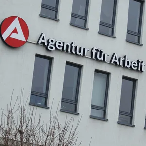 Trotz der anhaltenden Krisenlage zeigt sich der Hamburger Arbeitsmarkt weiter robust.