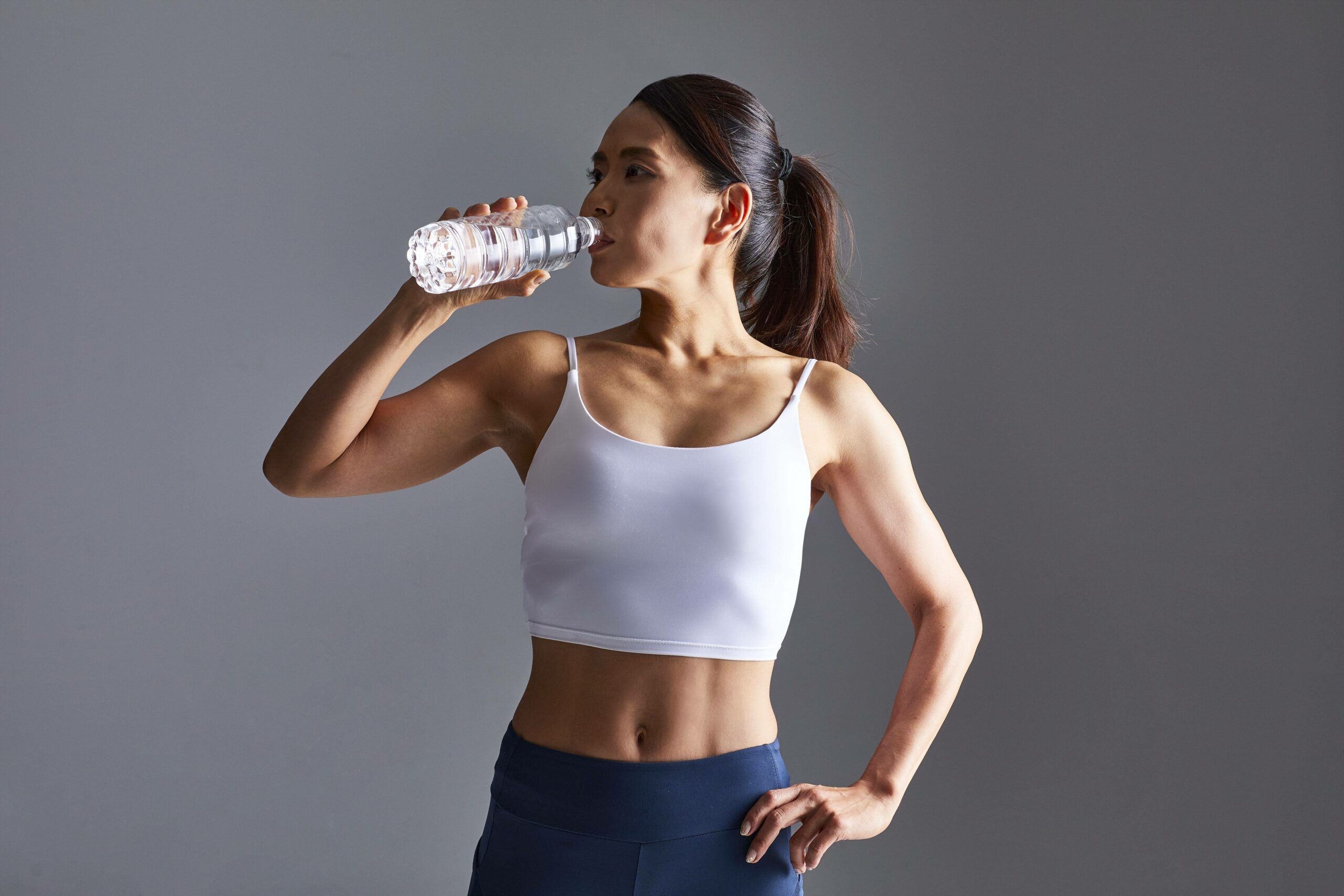 Frau trinkt Wasser beim Sport