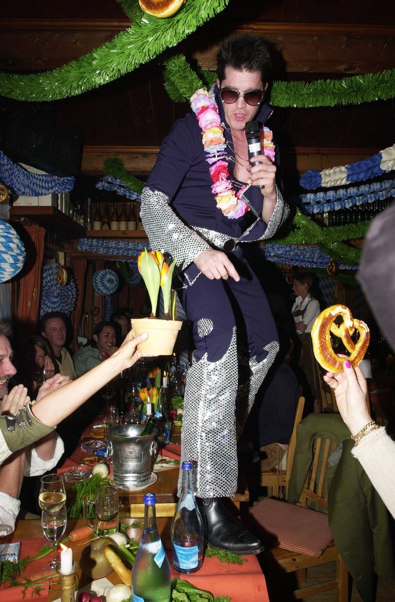 Elvis, Breze, Blumentopf: Hüttengaudi am Abend vor dem Neujahrsschwimmen auf Sylt (Archivbild aus 2003)