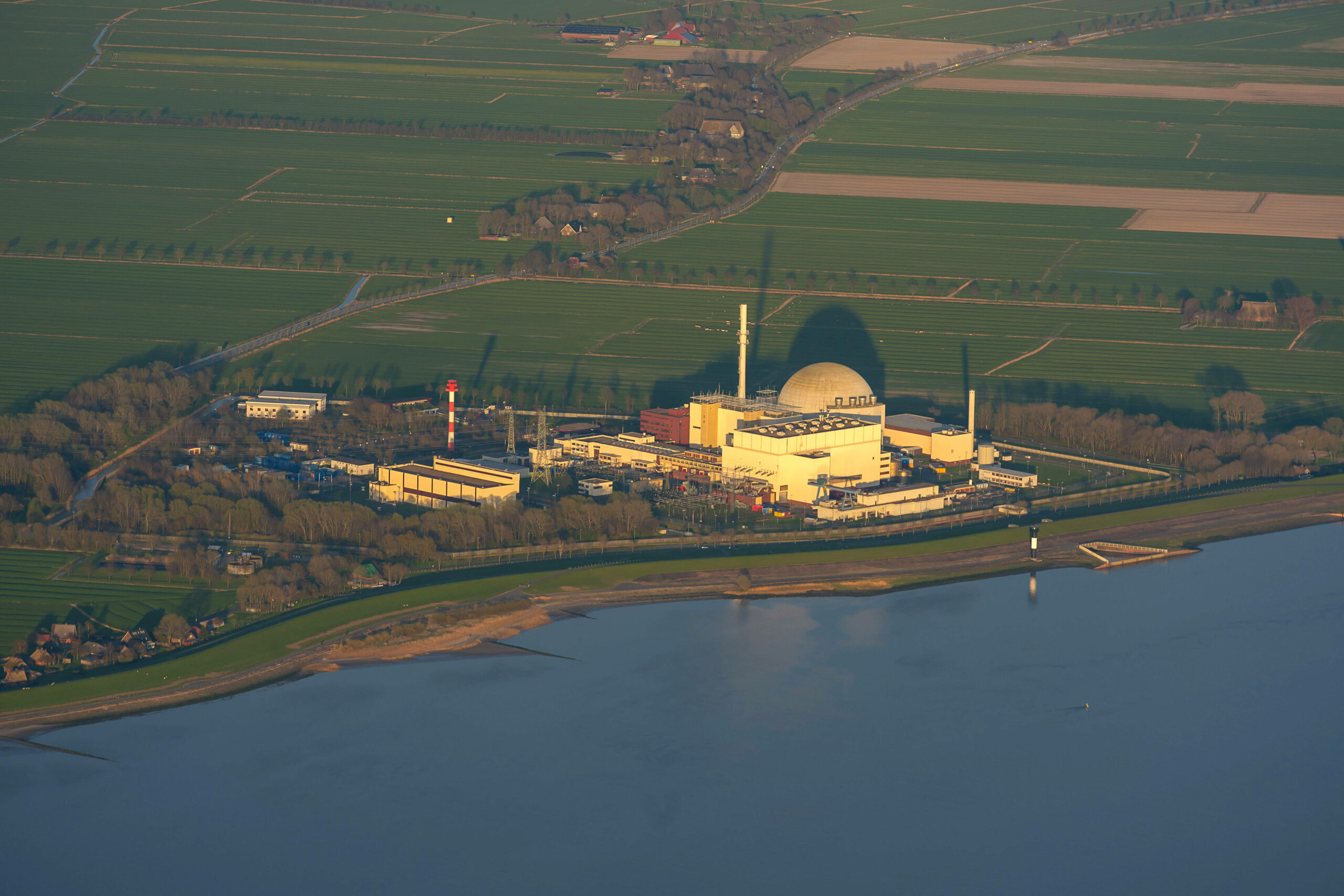 Ein Blick aus der Luft auf das Atomkraftwerk Brokdorf. (Archivbild)