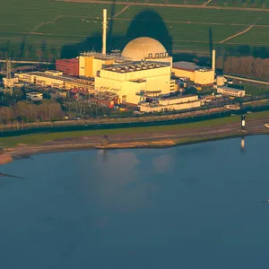 Ein Blick aus der Luft auf das Atomkraftwerk Brokdorf. (Archivbild)