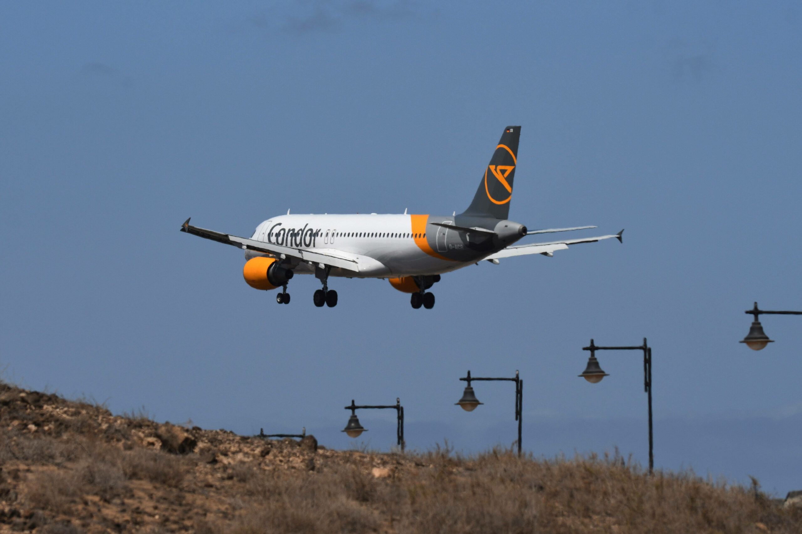 Symbolbild: Eine durch Condor eingesetzte Boeing 757 im Anflug auf Lanzarote.