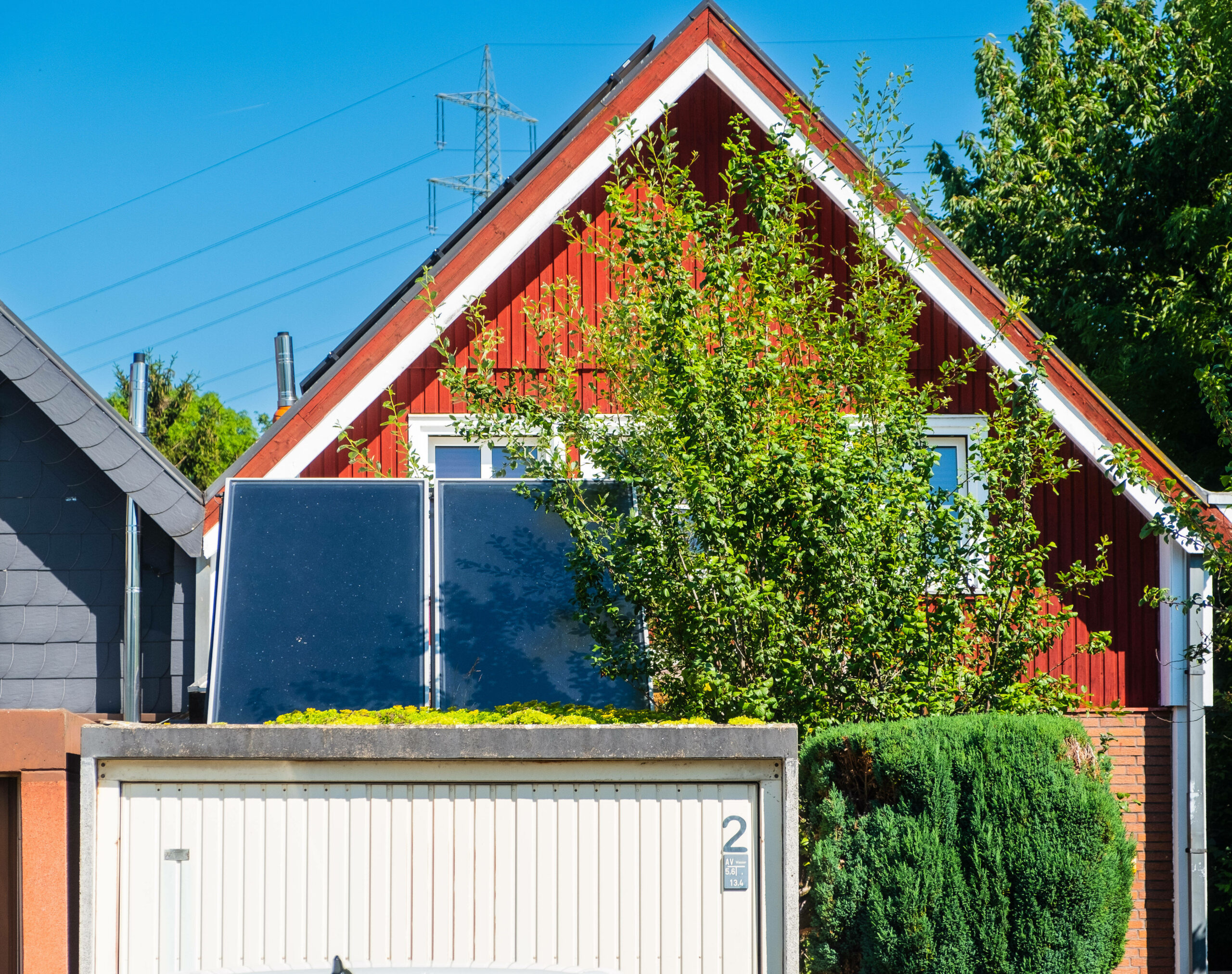 Eine kleine Photovoltaik-Anlage steht auf einer Garage eines Einfamilienhauses. (Symbolbild)