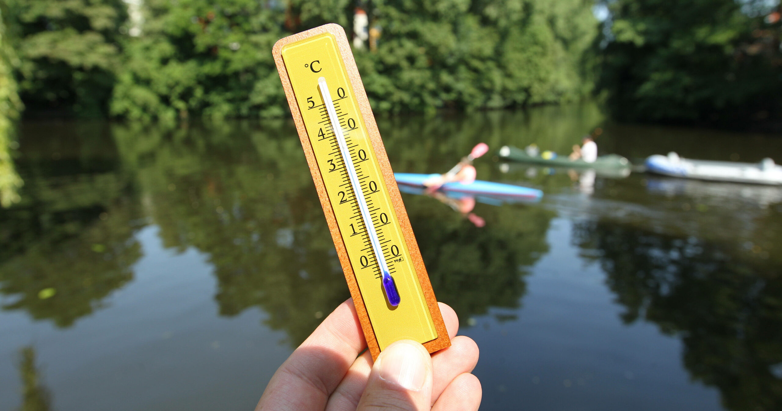 Ein Thermometer zeigt die Temperatur in Hamburg an