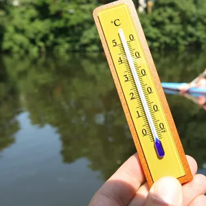 Ein Thermometer zeigt die Temperatur in Hamburg an
