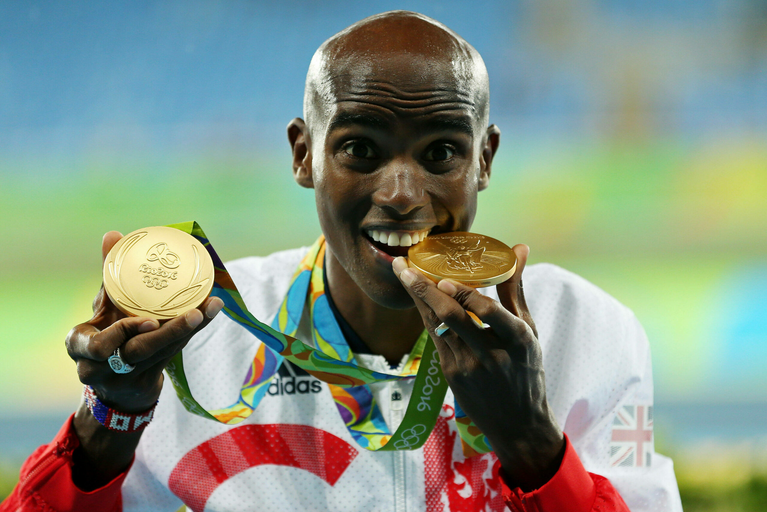 Mo Farah mit seinen beiden Goldmedaillen bei den Olympischen Spielen 2016 in Rio