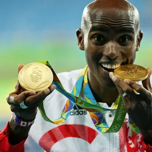 Mo Farah mit seinen beiden Goldmedaillen bei den Olympischen Spielen 2016 in Rio
