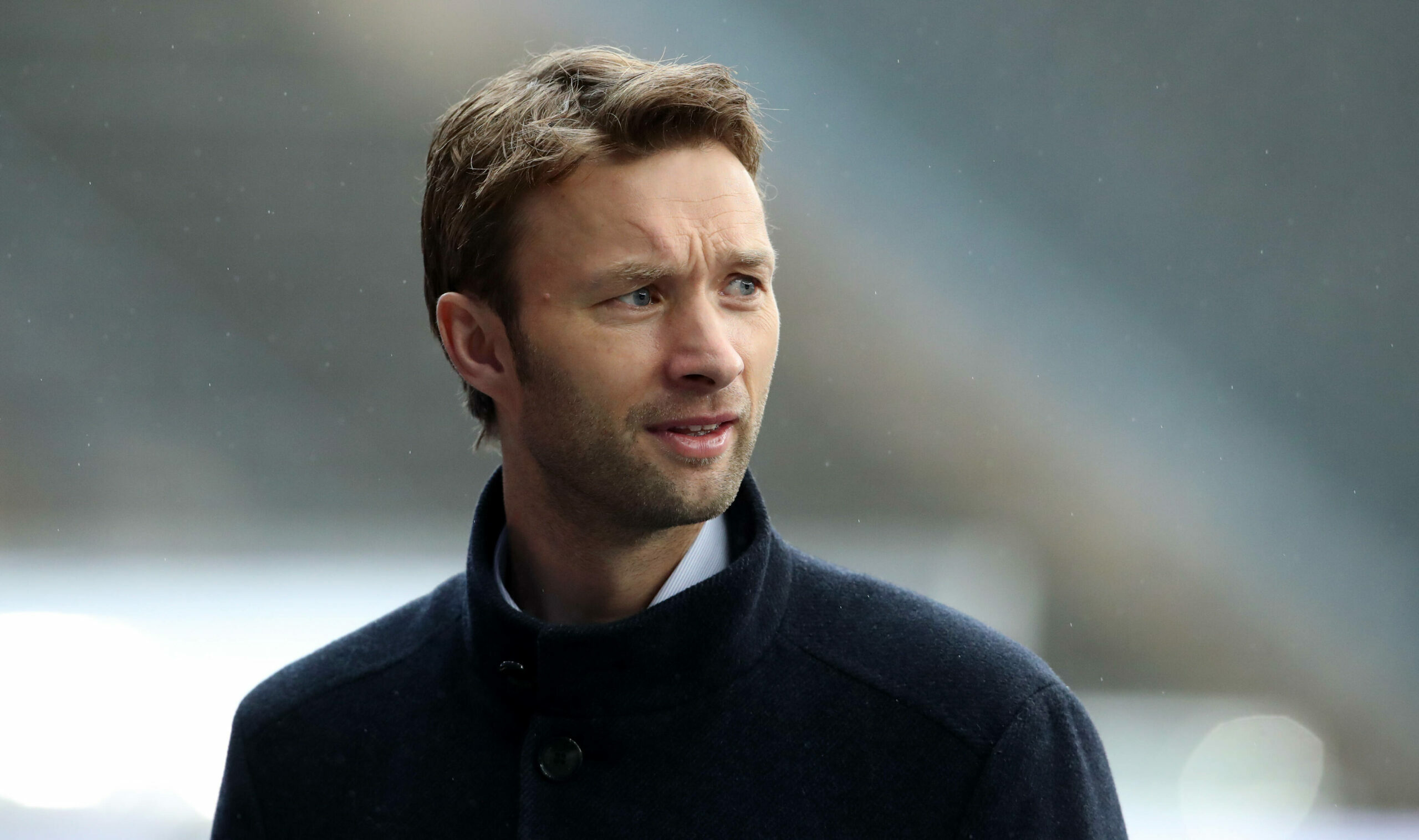 Leverkusen-Sportchef Simon Rolfes hält eine Gehaltsangleichung zwischen Frauen und Männern nicht für sinnvoll, um dem Frauenfußball zu helfen.